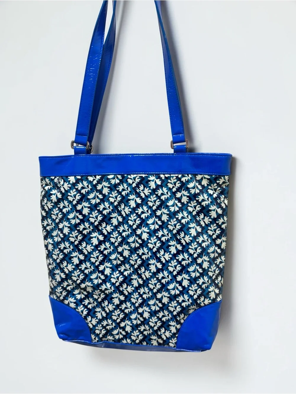 2010 Vera Bradley Frill Everything Nice Tote Blue Lagoon Glossy Shoulder Bag